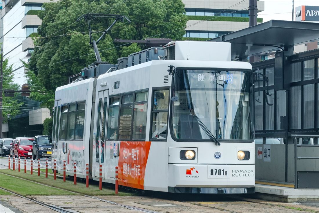 国内最初の超低床電車である熊本市交通局9700形。車体は新潟鐵工所が熊本向けに設計・製造している（筆者撮影）