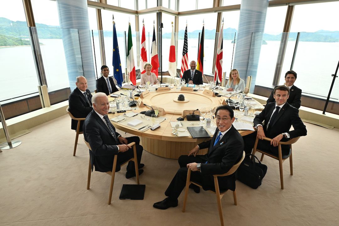 G7広島サミットでの各国首脳の机上に紙パック入りミネラルウォーターが載っている写真