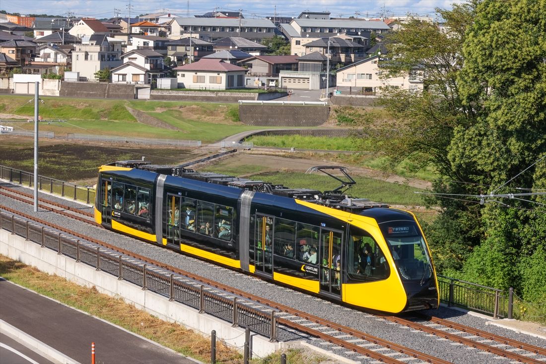 最新型の芳賀・宇都宮LRT、HU300形「ライトライン」はブレーメン形の3車体連接車として2例目となる（筆者撮影）