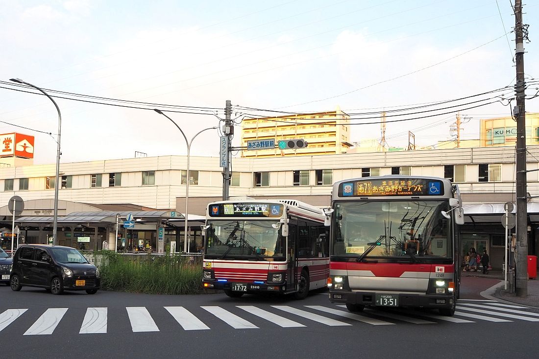あざみ野駅からは各方面への路線バスが多数発着する（記者撮影）