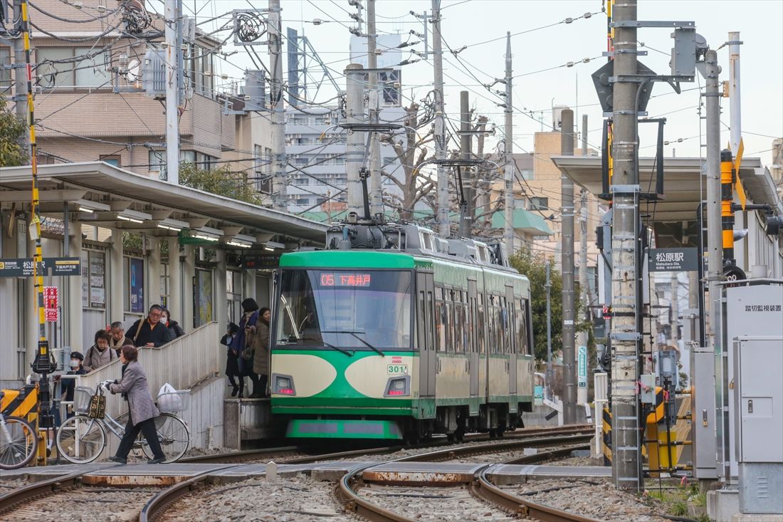 東急電鉄世田谷線は車両とホームを改良。ホーム工事中に登場した300系初期車はステップが残っている（筆者撮影）