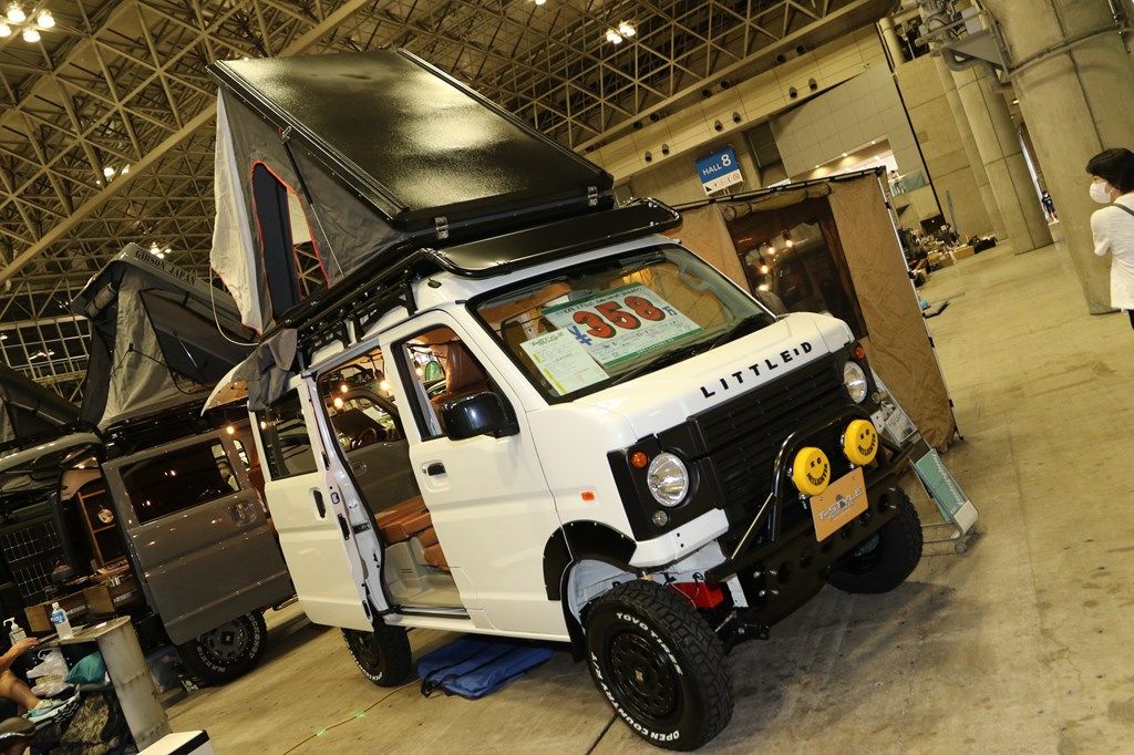 アソモビ2022 in Makuhari出展車両。ダムドの外装コンプリートキットを装着したTスタイルオートセールスのエブリイ（筆者撮影）