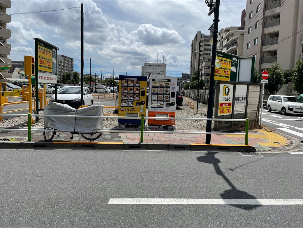 小豆沢２丁目の『三井のリパーク』に設置されている自動販売機（写真提供：ケンミン）
