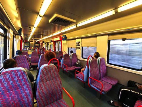 近郊電車は通勤に使われるが車内はゆったり（筆者撮影）