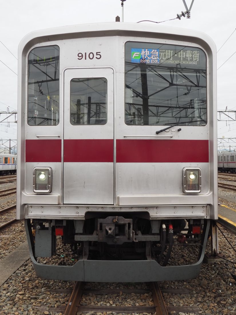 東武鉄道東上線の9000型。東武初のステンレス車両だ（記者撮影）