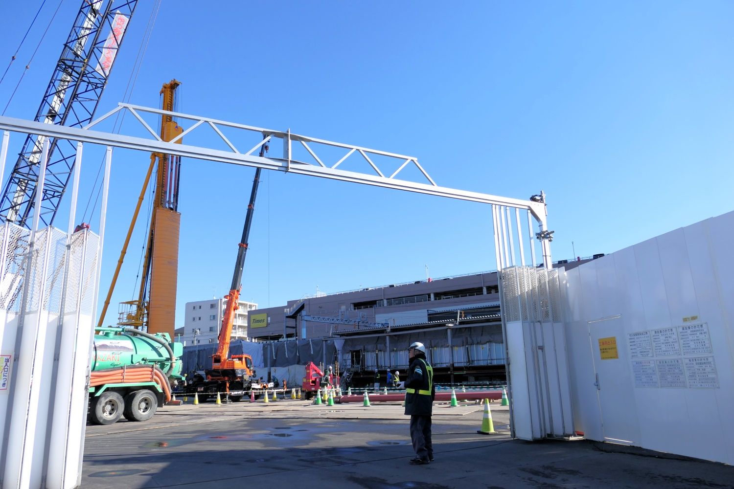 鶴ケ峰駅周辺連続立体交差事業　駅舎地下化工事現場