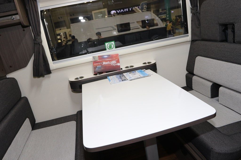 ナッツRVの展示内容と、クレア5.3WのデティールおよびハイパーエボリューションNEOの説明（筆者撮影）