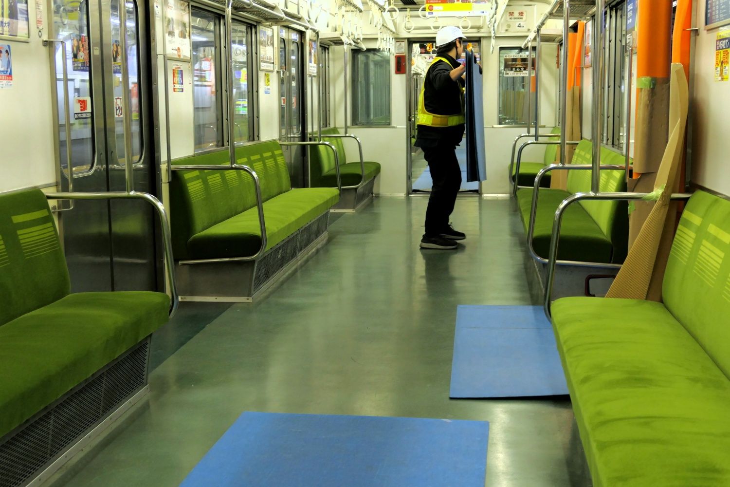 車内では床の養生シートを撤去（記者撮影）