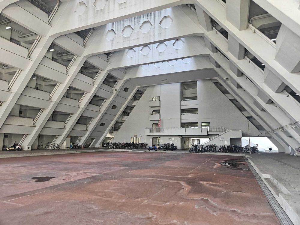 内包された巨大な空間は秘密基地のよう（写真：筆者撮影）