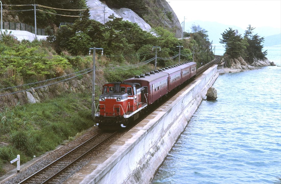 国鉄時代の予讃本線を走るDE10形牽引の普通列車（撮影：南正時）
