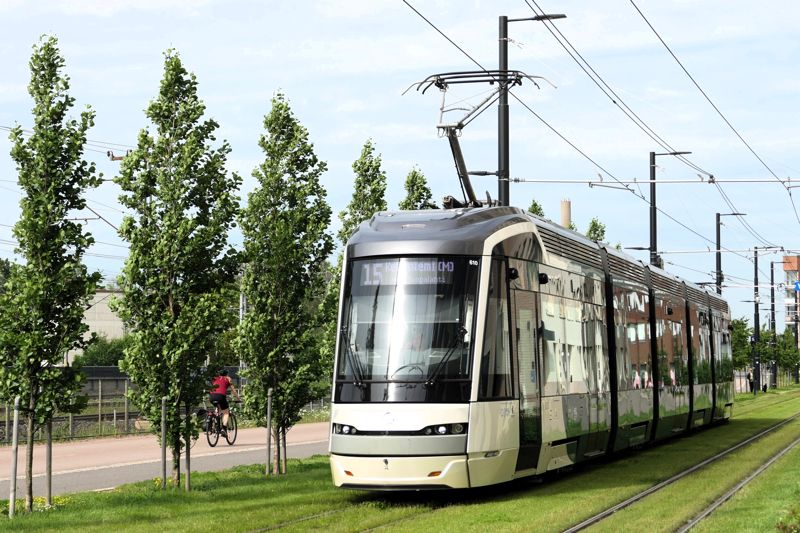 15系統だけは郊外路線、この路線と13系統はチェコ製両運転台車両（筆者撮影）