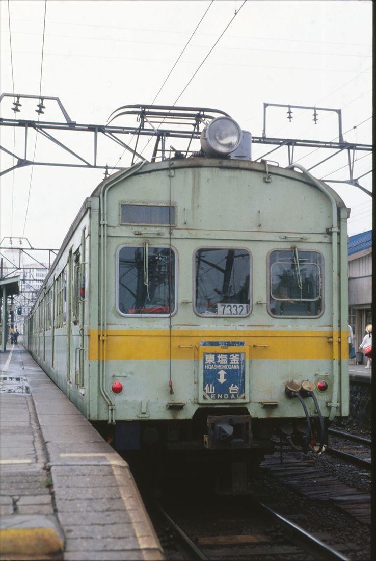 仙石線で活躍したクモハ73形。うぐいす色に黄色の警戒色を入れた塗装だった（撮影：南正時）