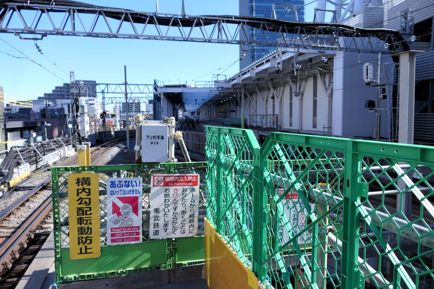 下り線ホームの東端。奥が上り線ホーム（記者撮影）
