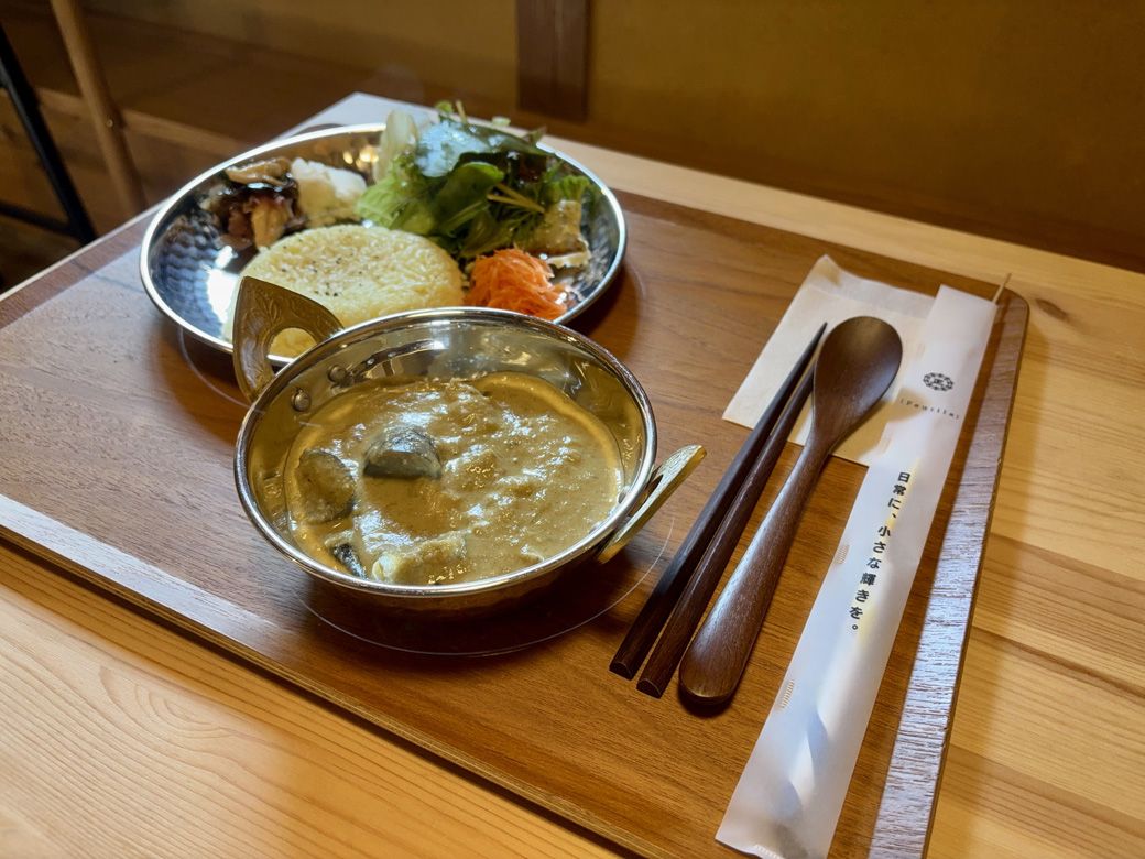 筒井時正玩具花火製造所が営むカフェ兼宿「山の家」のランチ。花火のお土産も付いている（写真：筆者撮影）