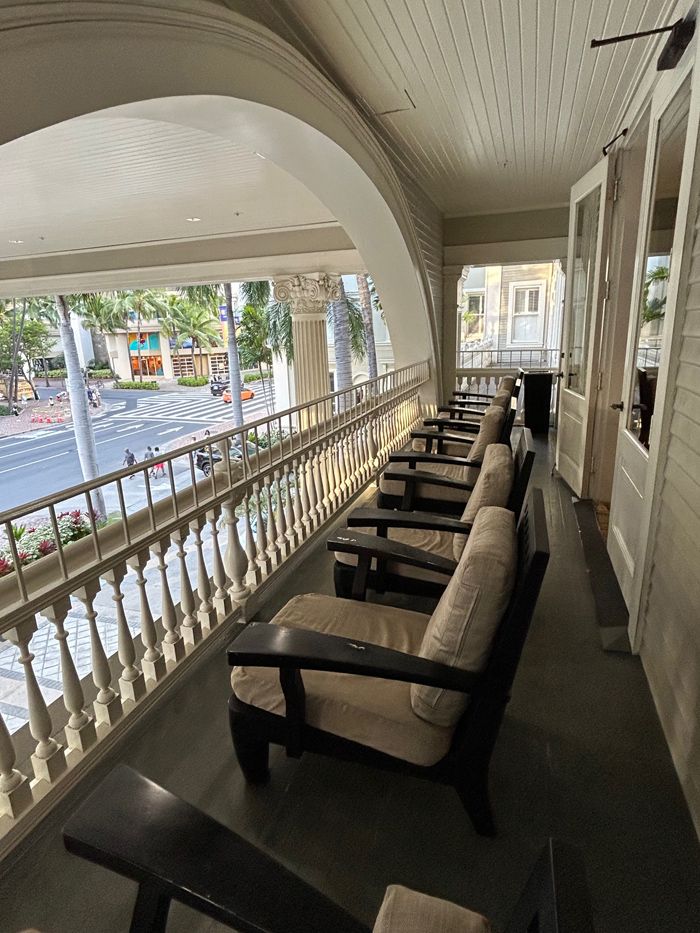 1901年創業のモアナサーフライダー。2階のテラスは穴場だ（筆者撮影）