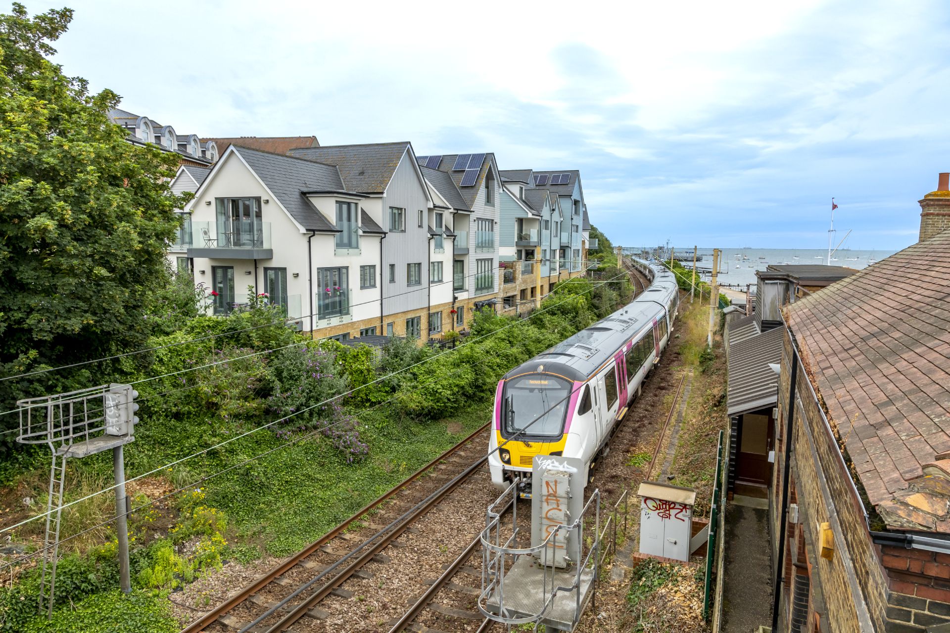 海沿いを走るc2cの新型電車クラス720（写真：c2c）