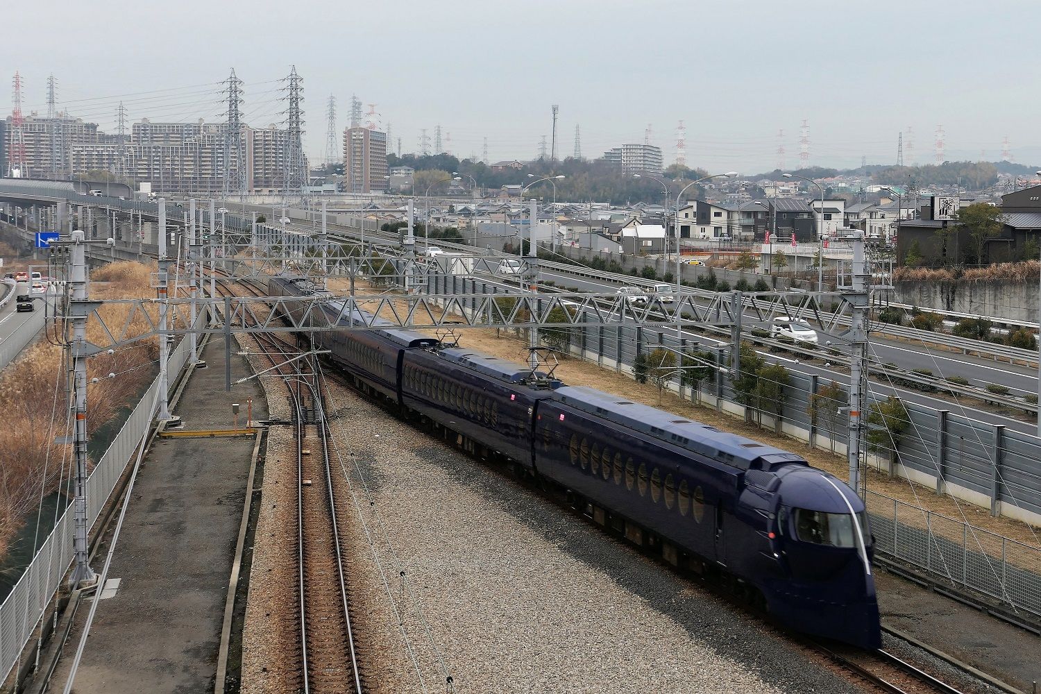 一時期、南海の「ラピート」50000系で運行されていた特急「泉北ライナー」＝2023年2月（編集部撮影）