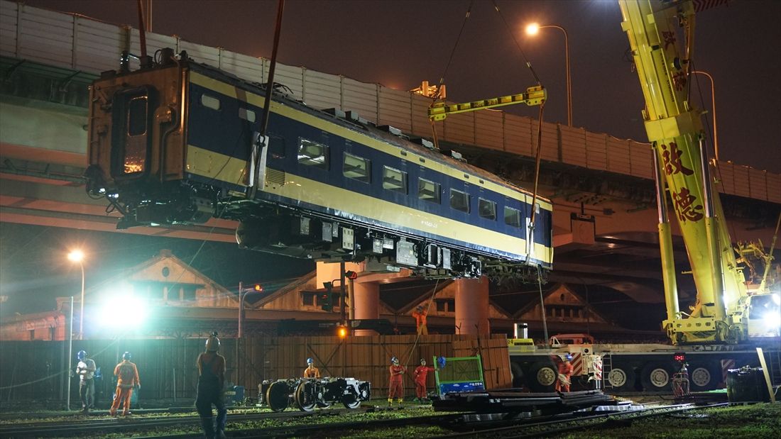 JR東日本から譲渡を受け、運び込まれる583系中間車（写真提供：洪致文）