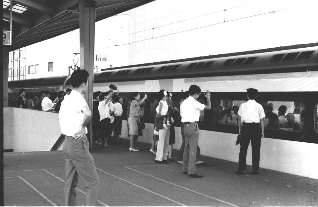 東京駅での見送り風景＝1965年8月（撮影：南正時）