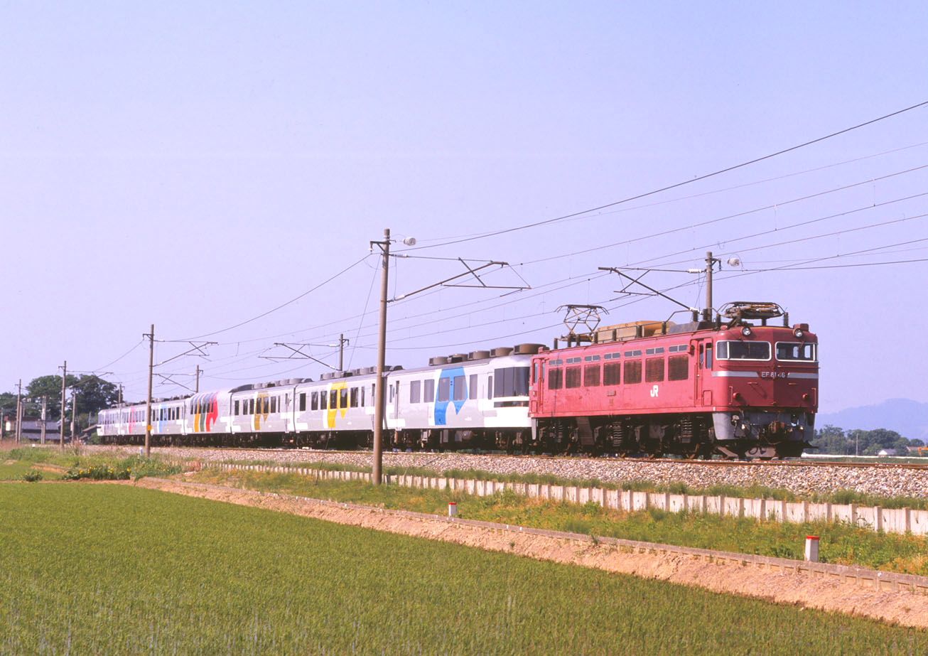 「あすか」を牽引して北陸本線を走るEF81形（撮影：南正時）