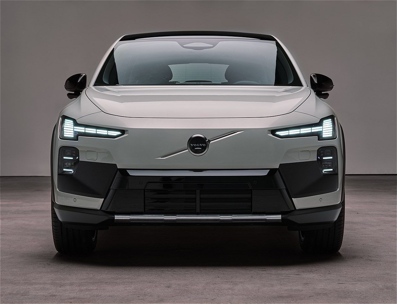 EX60と同時に発表されたボルボ「EX60クロスカントリー」（写真：ボルボ・カー・ジャパン）