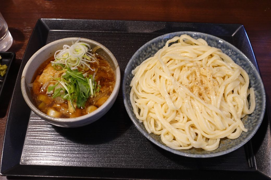 「武蔵野うどん竹國」肉汁うどん（筆者撮影）
