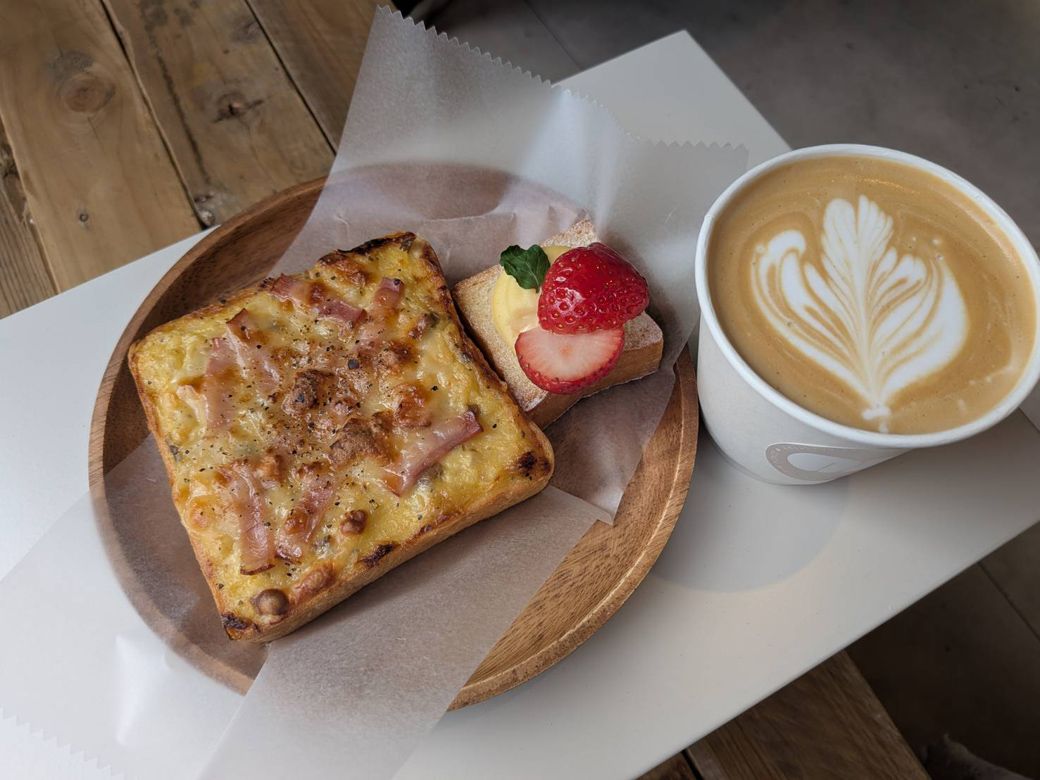 「カルボナーラ」「ストロベリー」「カフェラテ」をイートインで注文（写真：筆者撮影）