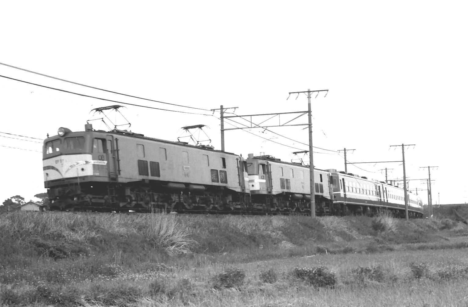 EF58形の重連が12系客車を牽いた急行「ちくま51号」。新垂井経由で関ケ原を越える（撮影：南正時）
