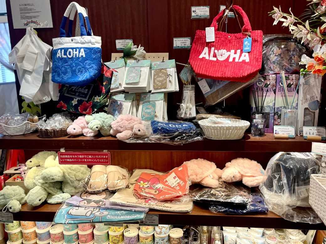 レジ横にはハワイに関連する雑貨がずらり。思わず手が伸びる（写真：筆者撮影）