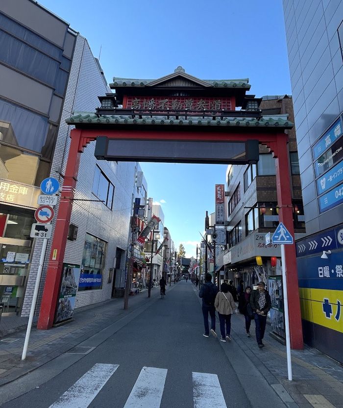 高幡不動尊参道の入口（筆者撮影） 