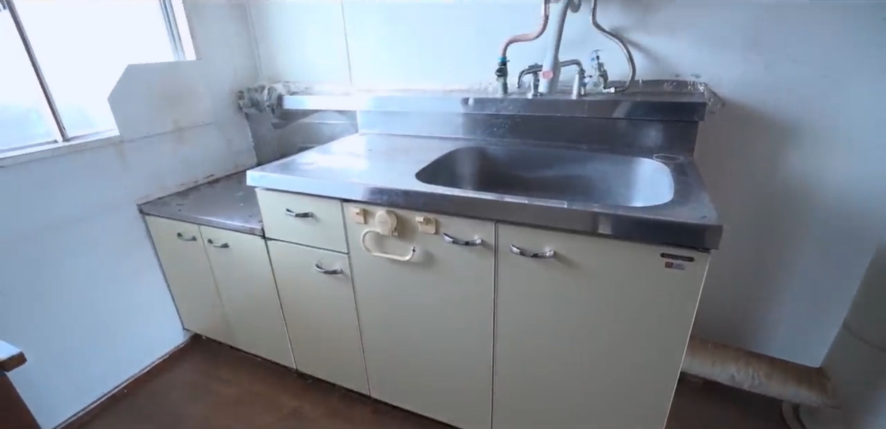 生活感が色濃く残っていたキッチンもすべて片付いた（写真：「イーブイ片付けチャンネル」より）