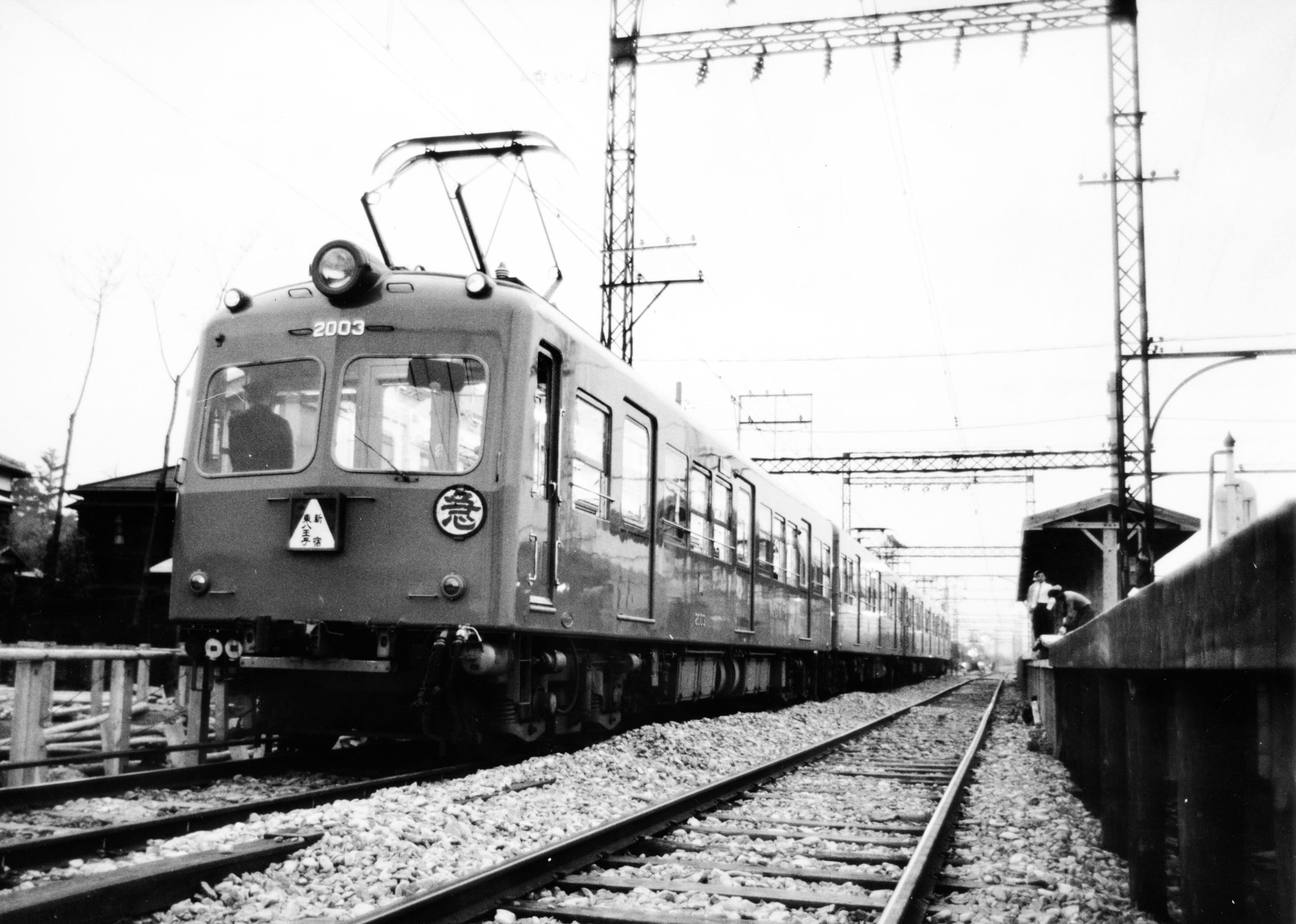 高幡不動駅1番線の東八王子（現在の京王八王子）方面行きの「2000系」。1957年に登場した当時の最新鋭車両だった＝1958年4月22日（写真：京王電鉄）