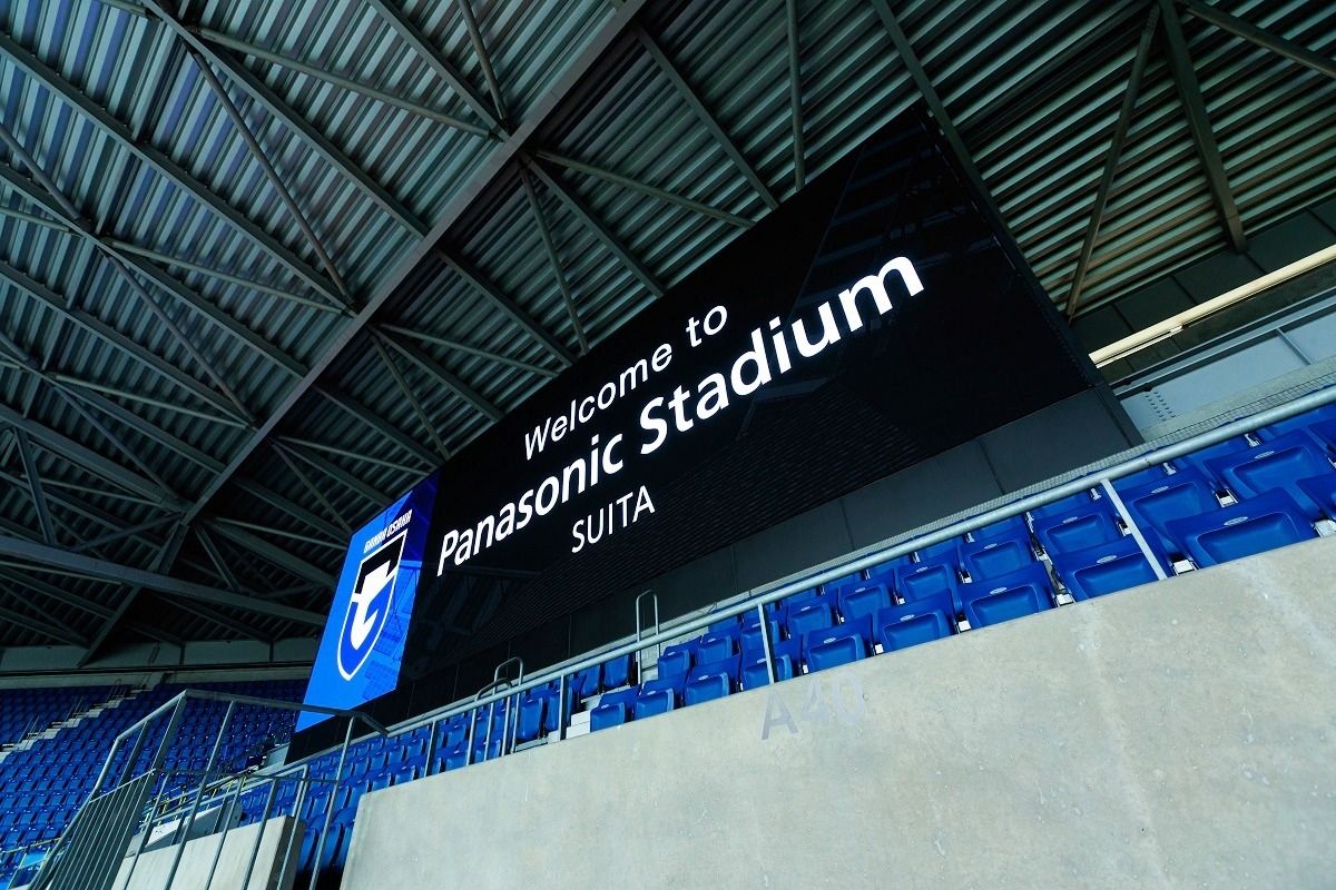 横幅21.7メートルの大型ビジョンが雰囲気を盛り上げる ©GAMBAOSAKA