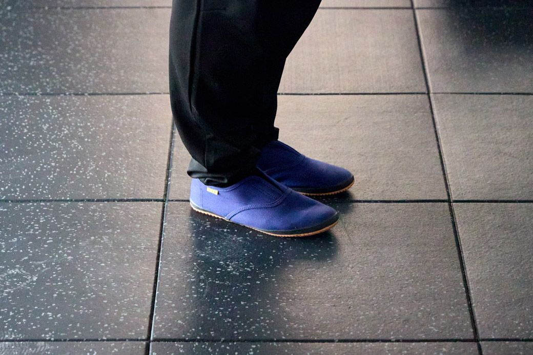 ちょっと近所に買い物に行く際に履いても違和感はない。また、紐がなく脱ぎ履きしやすいのもお気に入りだ（写真：筆者撮影）