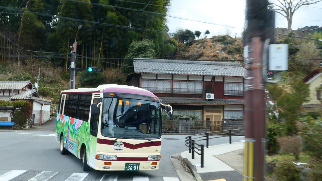 この年の95系統は2台体制で運行、1台はあとから追走している（筆者撮影）