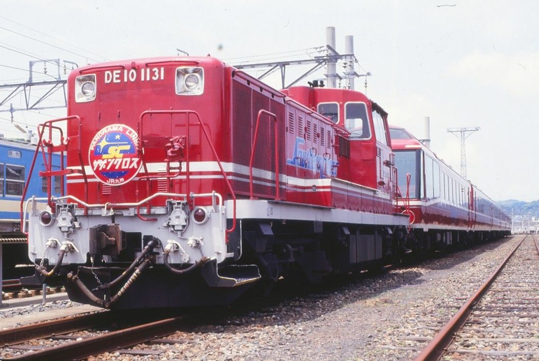 JR九州のジョイフルトレイン「パノラマライナー・サザンクロス」専用牽引機のDE10形（撮影：南正時）