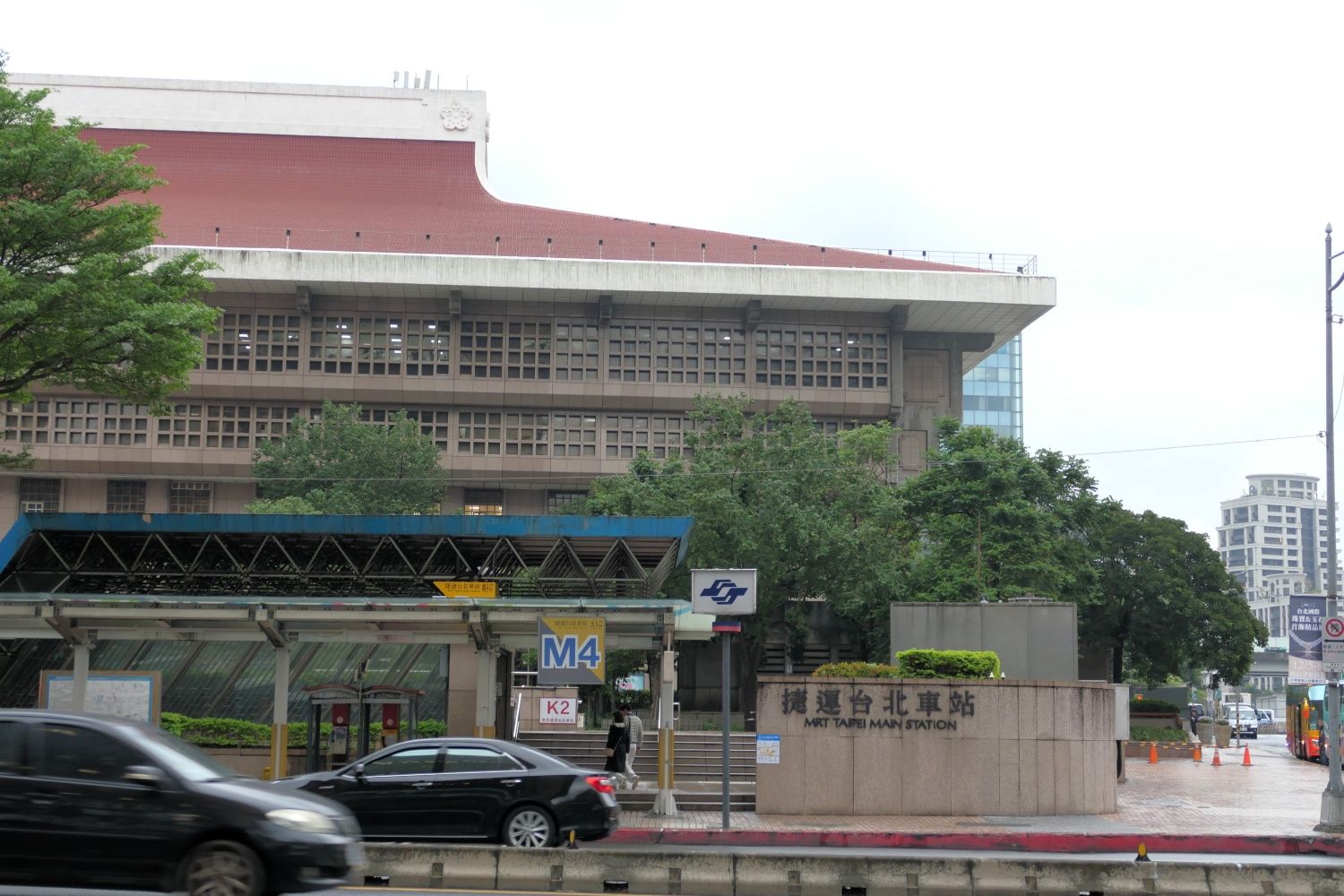 南側か見た台北駅。東武鉄道の100系「スペーシア」は画面右奥、駅東側の広場に展示（記者撮影）