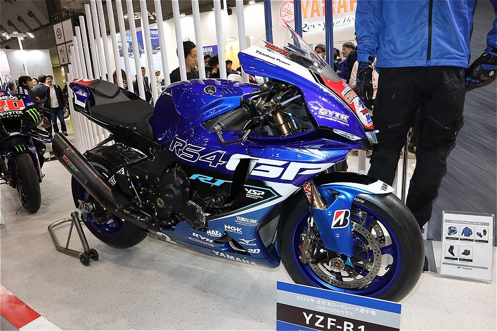 全日本ロードレース選手権JSB1000クラスチャンピオンマシンのYZF-R1（筆者撮影）