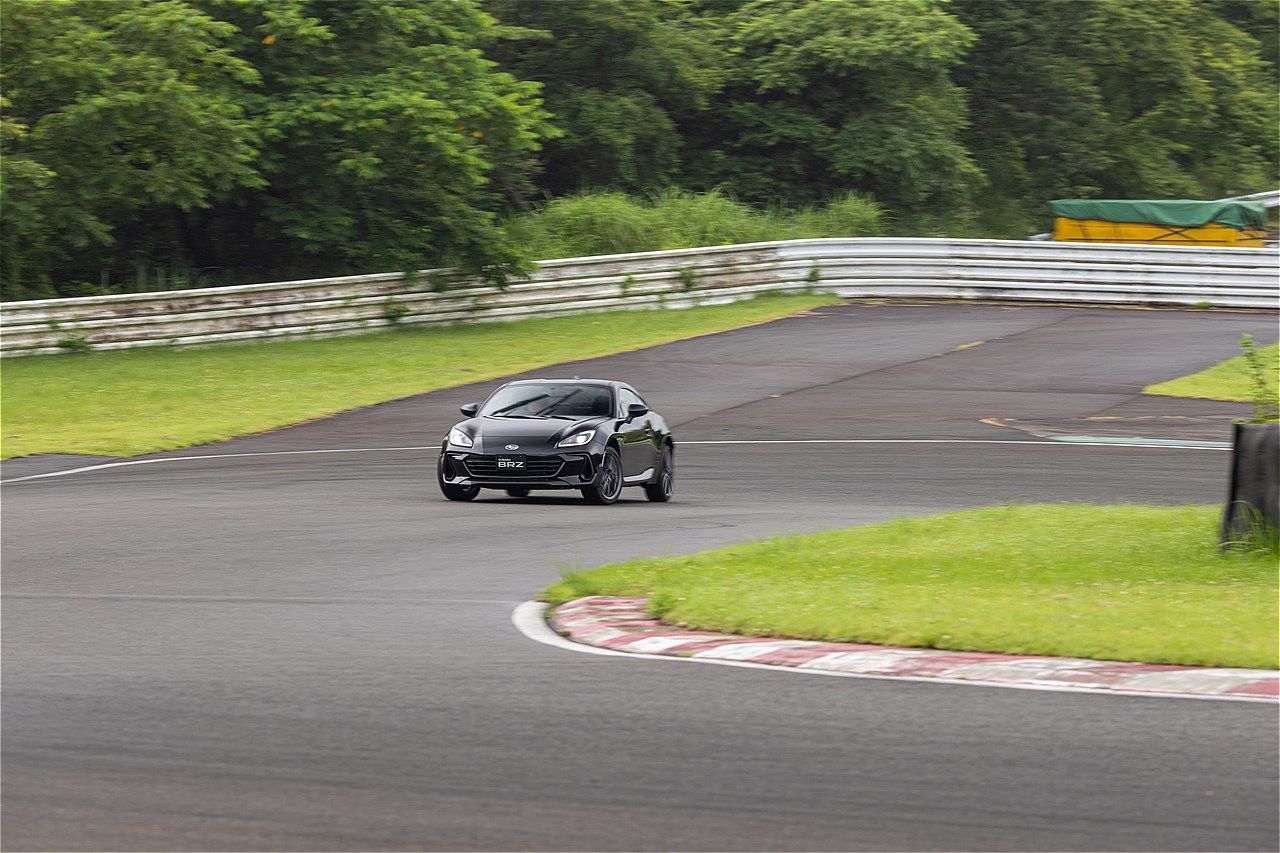 一部改良モデルのトヨタ「GR86」およびSUBARU「BRZ」のサーキット試乗会の様子（写真：三木宏章）