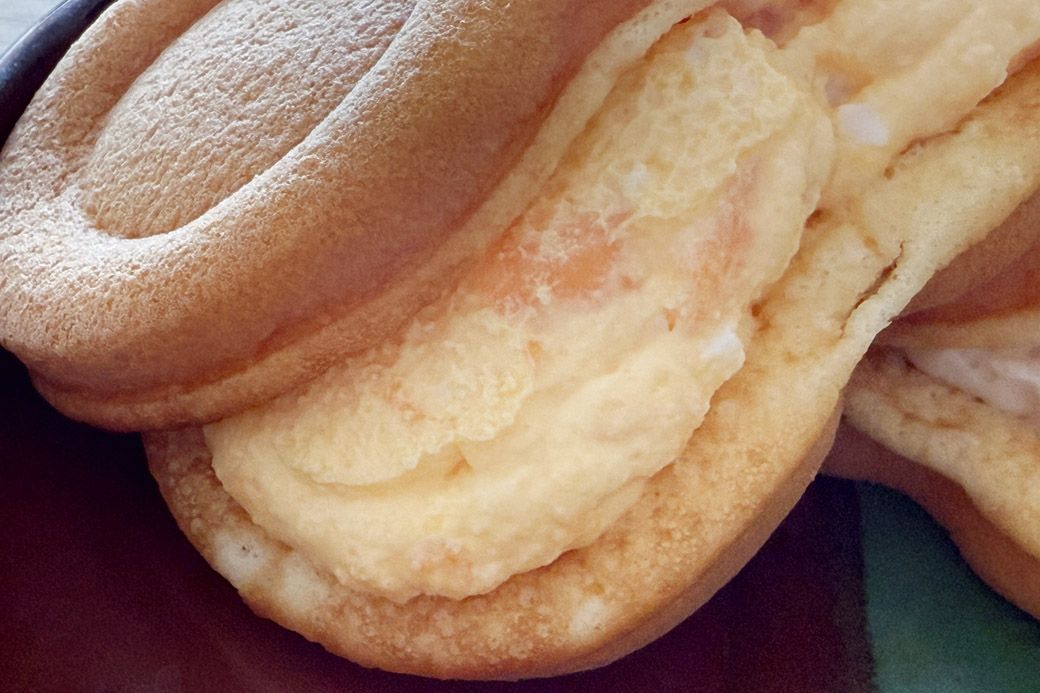 スフレワッフルDeli たまご。ワッフルの甘さとたまごサラダフィリングのほどよい塩味のコントラストが絶妙（筆者撮影）