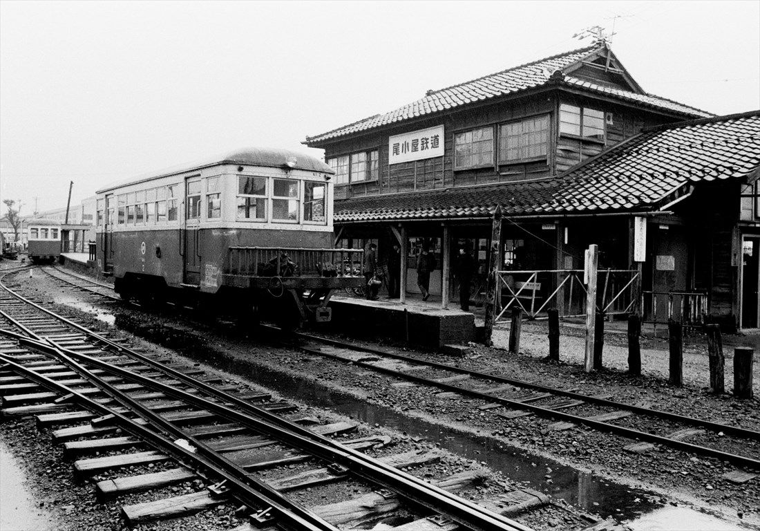 尾小屋鉄道の新小松駅に停まるキハ2。ここは現在北陸新幹線のホームに当たる場所だ（撮影：南正時）