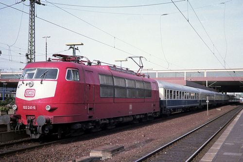 103型電気機関車は晩年、赤一色のデザインになってしまった（1992年 筆者撮影）