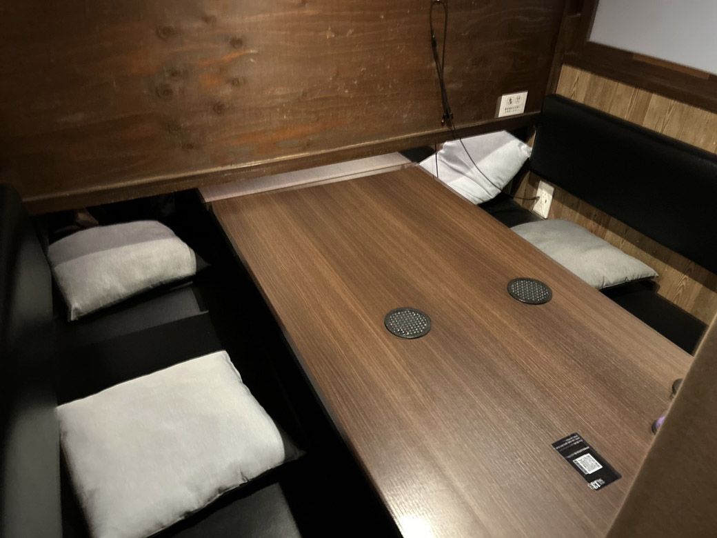 『THE SINGLE』の相席するテーブルの様子。カーテンで仕切られており半個室になっている（筆者撮影）