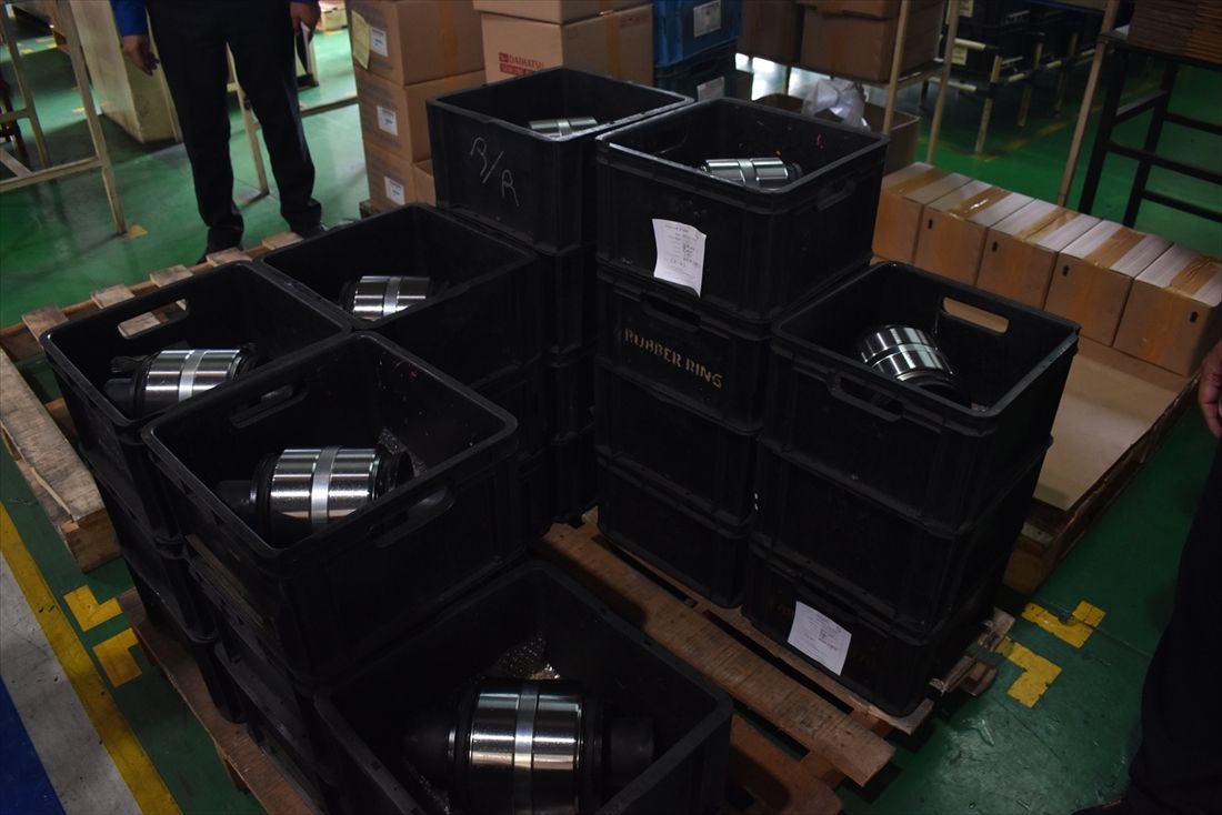 出荷前の軸箱支持ゴム（筆者撮影）