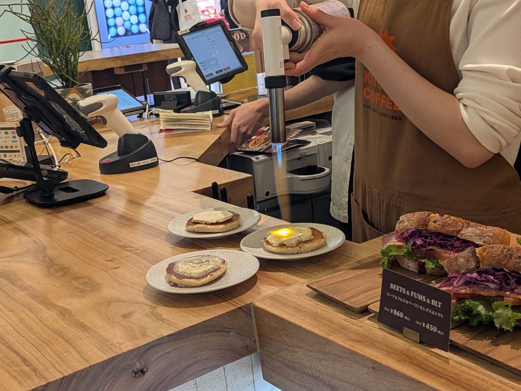 「トリュフバターパンケーキ」（1枚290円）は、仕上げにトリュフバターをバーナーで炙る（筆者撮影）