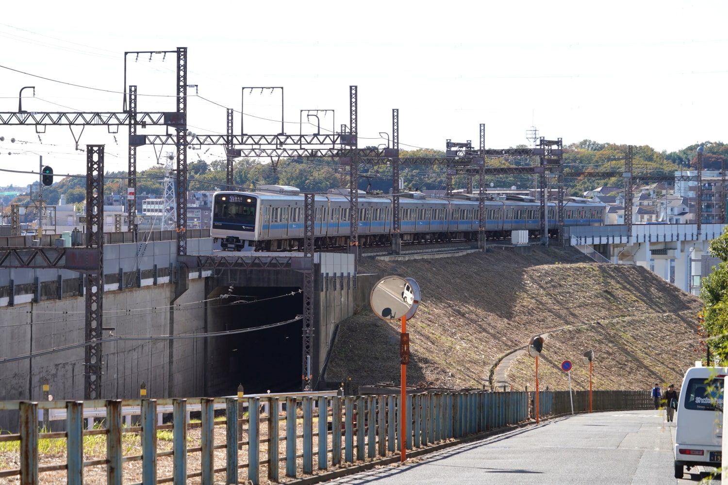 新百合ヶ丘駅に進入する多摩線電車（筆者撮影）