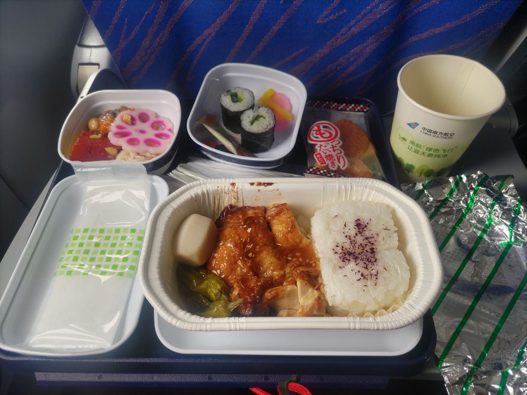 関空→瀋陽で提供された機内食（筆者撮影）