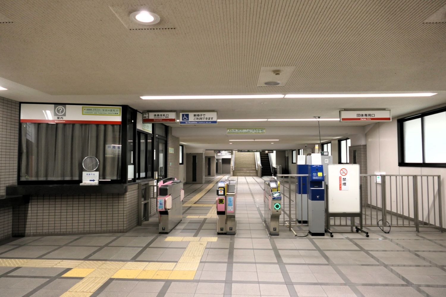 玉出口の改札に駅係員は常駐しておらず、インターホンで対応（記者撮影）