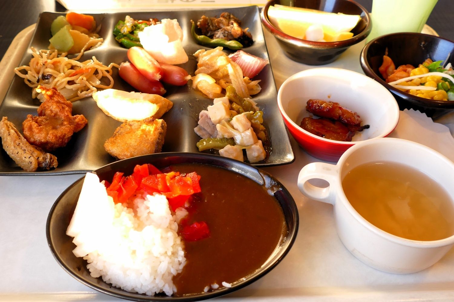 名門大洋フェリーの夕食。瀬戸内海は穏やかなのでたくさん食べても大丈夫（筆者撮影）