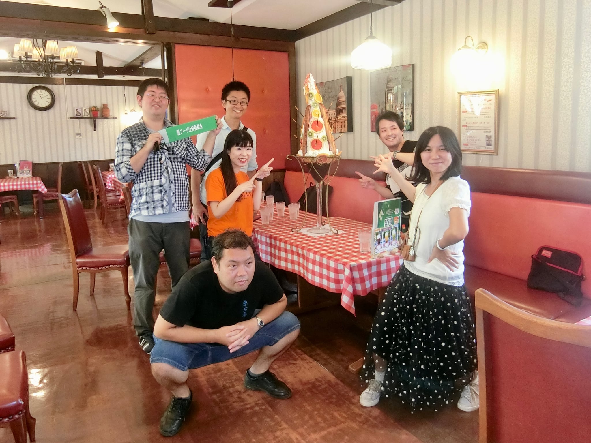 巨大なシンデレラパフェに挑むオフ会（写真：ぱくさん提供）